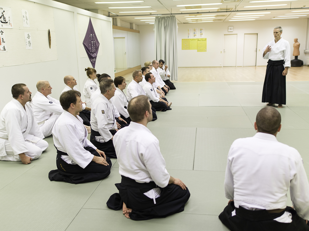 Aikido-opettaja Petteri Silenius ohjaa harjoituksia
